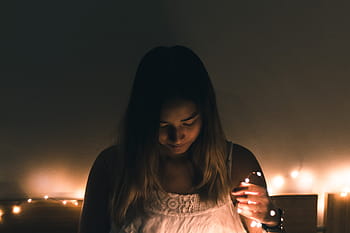žena, nošení, bílý, kamizola, hospodářství, řetězec světla, lidé, temný, noc, světla, smutný