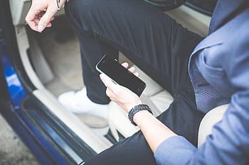 男、 持つ、 iPhone、 車、 ファッション、 紳士、 手、 モバイル、 人、 電話、 男性