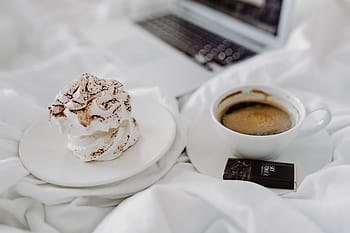 作業、 ラップトップ、 楽しんで、 朝食のコーヒー、 チョコレート、 ベッド、 女性、 朝食、 コーヒー、 ベッドの中で、 白