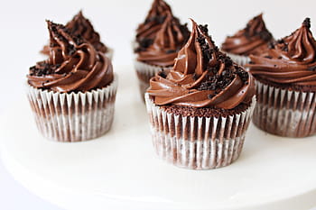 čokoládové košíčky oreo, čokoládová ganache, oreo, čokoláda, košíčky, ganache, zblízka, košíček, dezert, sladký, bílé pozadí