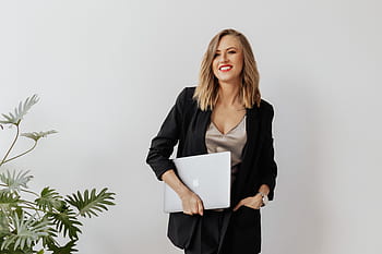 mulher de negócios, negócios, mulher, laptop, computador, em pé, loira, sorriso, atraente, adulto, mínimo