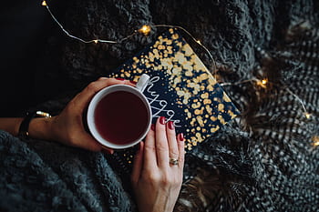 mulher, casa, livro, leitura, interior, feminino, aconchegante, luzes de fadas, Jovem, Hygge, bebendo