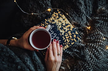 若い、 女性、 家、 hygge本を読んで、 飲んで、 家で、 読書、 Hygge、 本、 屋内、 フェミン