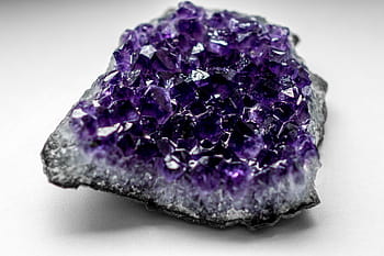viola, geode, bianca, tavolo, superiore, ametista, gemma, frammenti di pietre preziose, masso, rocce, decorazione