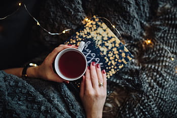 若い、 女性、 家、 hygge本を読んで、 飲んで、 家で、 読書、 Hygge、 本、 屋内、 居心地の良い