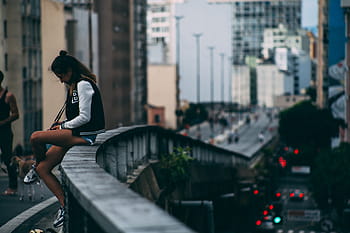 selektivní, zaměření fotografie, žena, sedící, šedá, beton, kolejnice, budova, během dne, soustředit se, fotografie