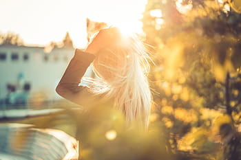 joven, mujer, emocionalmente, tocar, cabello, solo, rubia, emociones, tarde, sentimientos, dom