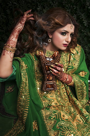donna, verde, floreale, maxi vestito, disegni di mehndi, alcanna, sposa, design, indiano, mehndi, tatuaggio