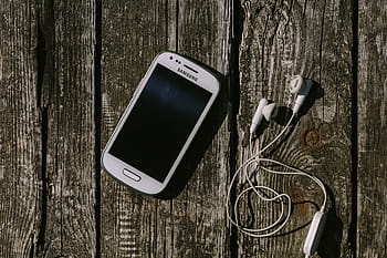 teléfono inteligente, varios, artículos, madera, fondo, blanco, móvil, bloc de notas, tablones, auriculares, teléfono