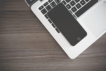 横になっている、 macbookキーボード、 iPhone、 MacBook、 キーボード、 ビジネス、 デスク、 iphone 6、 ラップトップ、 macbook pro、 モバイル