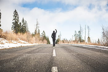 berjalan, jalan, Pria, Pemenang, Pose, Berjalan di, di Jalan, ambisi, anak laki-laki, merayakan, awan