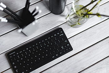 黒、 キーボード、 鉛筆、 白、 テーブル、 ボトル、 植物、 コンピューター、 テクノロジー、 ラップトップ、 デスク