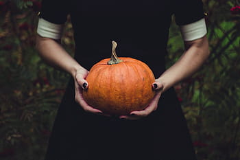kurpitsa, hedelmä, halloween, oranssi, syksy, ulkona, ihmiset, yksi henkilö, oranssi väri, lokakuu, tilalla