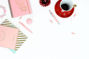 Arbeitsplatz, Schreibtisch, feminin, Rosa, Notizbücher, Stifte, Gold, golden, rot, rote Tasse, Untertasse