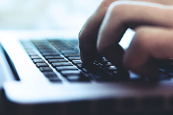 strzał, wpisywanie osoby, klawiatura komputera przenośnego, zbliżenie, osoba, pisanie na maszynie, laptop, technologia, komputer, klawiatura komputerowa, ludzka ręka