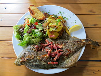 fish on plate, mashing olle, plaice, fish, fried potatoes, potatoes, salad, bacon, eat, lunch, hearty