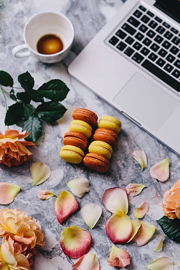 arriba, vista, macarons, losa de mármol, vista aérea, mármol, losa, rosas, espacio de trabajo, lugar de trabajo, computadora