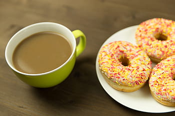 ciambelle, scrivania, tazza di caffè, cibo bevanda, caffè, cibo, ciambella, spuntino, dolce, Pasticcino, cibo dolce