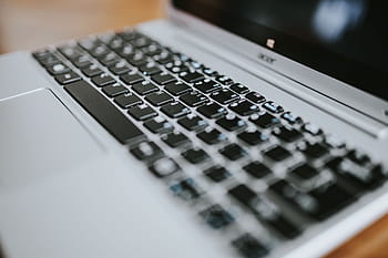 laptop de prata, vários, itens, mesa, Prata, computador portátil, revistas, computador, tecnologia, caderno, câmera
