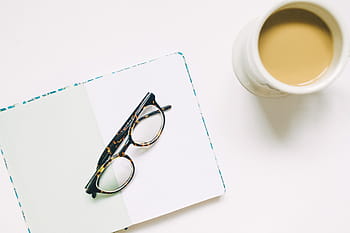 Kaffee und Gläser, Kaffee, Brille, Buch, Tasse, Espresso, minimal, minimalistisch, einfach, simpel, Weiß