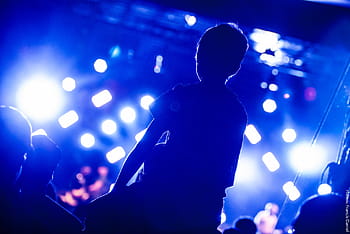 Niño viendo concierto, gente, hombre, niño, artista, concierto, escenario, multitud, foco, luces, sonido