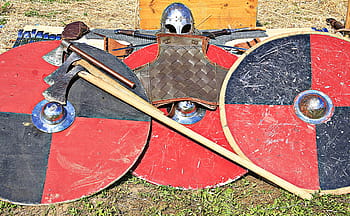 Schild, Helm, Ritter, mittelalterlich, Mittelalter, Waffen, mittelalterliches Fest, rot, draußen, Spielplatz, Tag