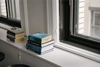 książki, parapet, materiały do ​​czytania, stos książek, ustawienie wewnętrzne, Kolekcja literatury, Alternatywa na książki, Przytulne miejsce do czytania, miłośnik książek, zasoby edukacyjne, wystrój domu