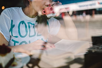 女性の読書、 コーヒーショップ、 読書、 大人、 白人、 女性、 コーヒー、 本、 若い、 カフェ、 カフェテリア