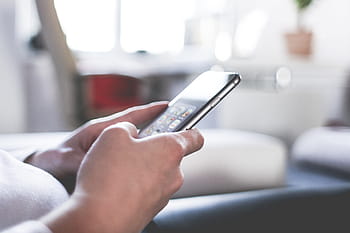 使用して、 女性、 iPhone、 自宅、 ホームオフィス、 ビジネス、 クローズアップ、 手、 家、 メッセージング、 モバイル