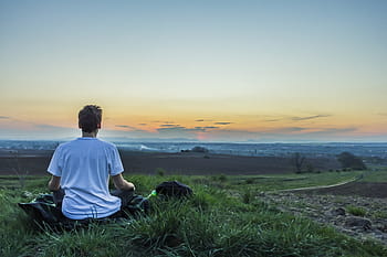 Persona, sentado, hierba, cuerpo, agua, meditación, calma, por encima de la ciudad, conciencia, naturaleza, yoga