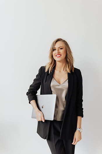 mulher de negócios, negócios, mulher, laptop, computador, em pé, loira, sorriso, atraente, adulto, mínimo