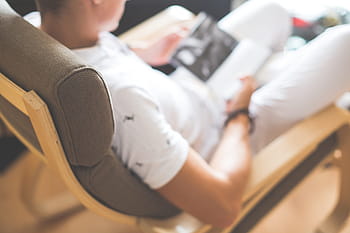 男の読書、 男、 読書、 本、 椅子、 ぼやけた、 ボケ、 少年、 ホーム、 人々、 座っている