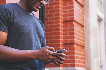 chlap, muž, psaní, chytrý telefon, mobilní, pohybliví, technologie, ruce, cihly, město, venku, Afro-Američan