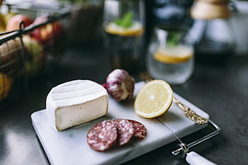 preparación, comida de aperitivo, cocina, aperitivo, comida, queso, salchicha, fruta, frutas, manos, limón
