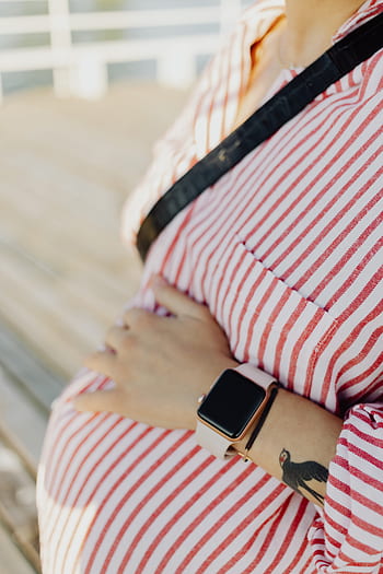 smartwatch, grávida, mulher, gravidez, abdômen, tatuagem, barriga, vestido, vermelho, pulseiras, relógio maçã
