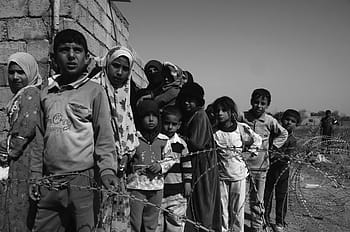 foto in scala di grigi, bambino piccolo, figli di guerra, Affamato, tristezza, linea di attesa, in attesa di cibo, Iraq, operazione militare, povertà, carestia