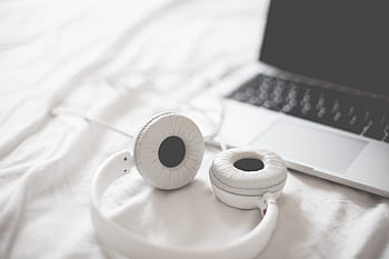 hitam, putih, headphone musik, Hitam dan Putih, Musik Putih, Headphone, tempat tidur, kamar tidur, dj, laptop, mendengarkan