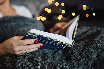 若い、 女性、 家、 hygge本を読んで、 飲んで、 家で、 読書、 Hygge、 本、 屋内、 フェミン