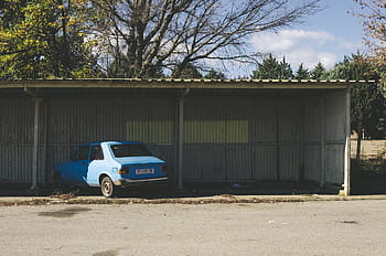 modrý, sedan, zaparkováno, garáž, vozidlo, auto, parkoviště, kůlny, stromy, rostlina, slunný