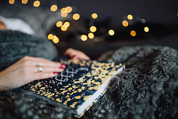 若い、 女性、 家、 hygge本を読んで、 飲んで、 家で、 読書、 Hygge、 本、 屋内、 フェミン