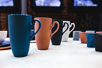 セラミック、 陶器、 コレクション、 料理、 食器、 台所用品、 テーブルクロス、 カップ、 コーヒー-ドリンク、 コーヒーカップ、 テーブル