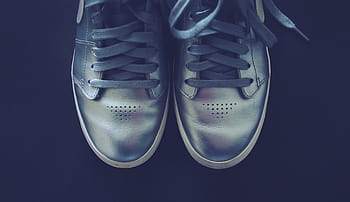 para, srebrne trampki, szary, Skórzany, nike, trampki, srebro, buty, koronki, moda, czarne tło
