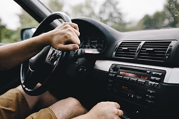 運転、 車、 男、 飲み物、 男性、 内部、 車内、 輸送、 ダッシュボード、 土地車両、 人間の手