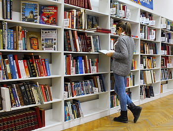 žena čtení knihy, police, dívka, knihovna, knih, čtení, vzdělání, veřejnost, rozvoj, kultura, sbírka
