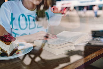 女性の読書、 コーヒーショップ、 本を読んで、 大人、 白人、 女性、 コーヒー、 本、 読書、 若い、 カフェ