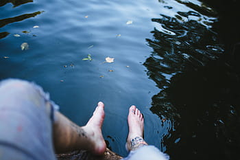 selettivo, foto di messa a fuoco, persona, indossare, grigio, pantaloncini di jeans, piedi, calma, corpo, acqua, umano