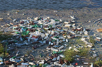 lotto di bottiglia di colore e tipo assortiti, bottiglie, cumulo di rifiuti, galleggiante, spazzatura, plastica, inquinamento, fiume, sciocchezze, acqua, man-made