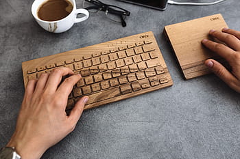 hombre escribiendo, madera, teclado, joven, hombre, escribiendo, espacio de trabajo, lugar de trabajo, trabajo, escritorio, manos