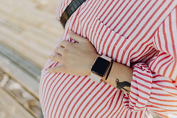 smartwatch, grávida, mulher, gravidez, abdômen, tatuagem, barriga, vestido, vermelho, pulseiras, relógio maçã