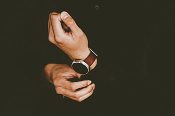 persona che indossa smartwatch, uomo, indossare, nero, lungo, manica, camicia, Marrone, cinghia, orologio, mani